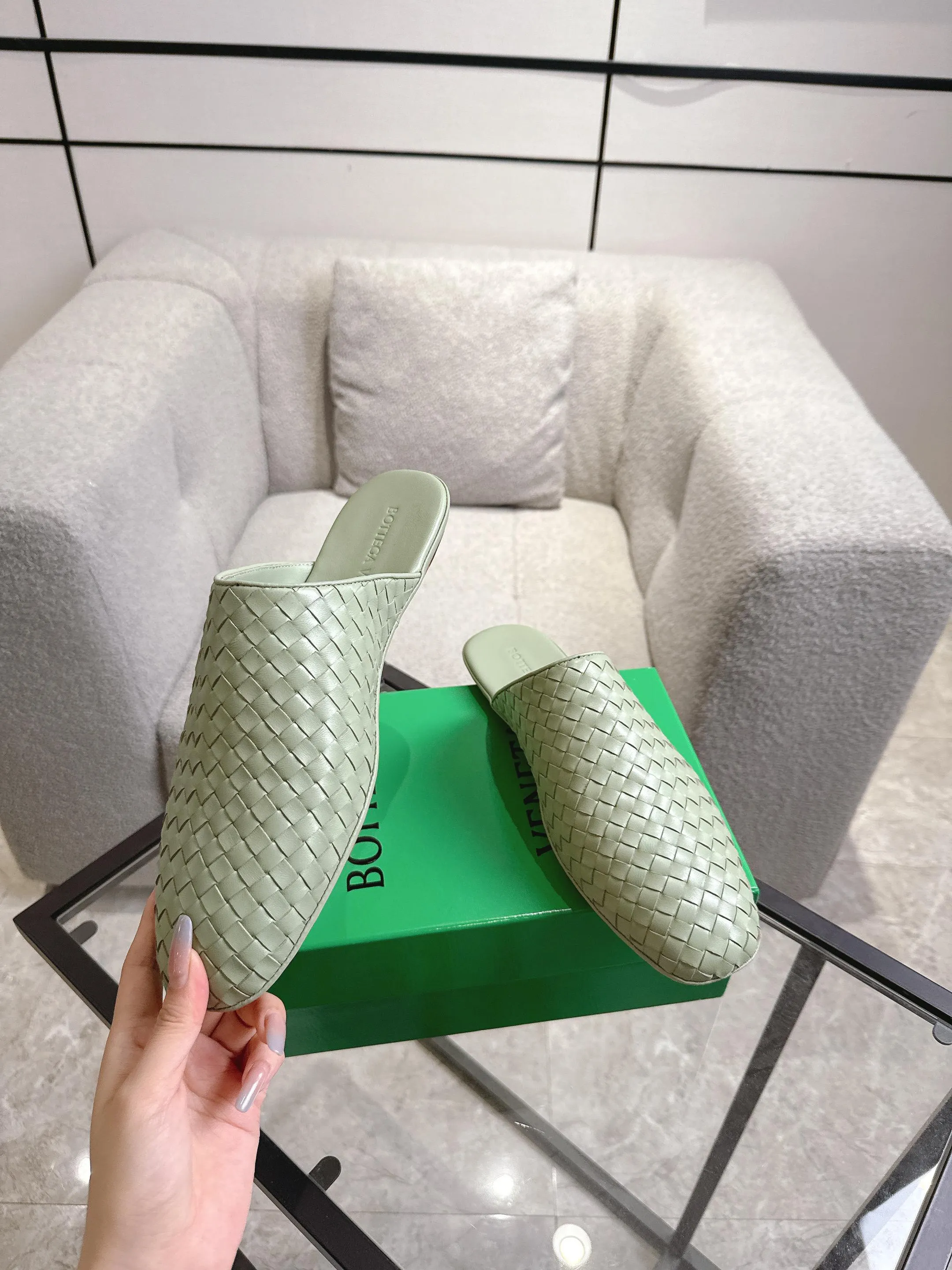 [BV] Top P: 720💰Size for couples: 35-44 (40.41 for women, 38 for men, 45.46.47, custom-made and non-returnable) Bottega Veneta 2025 Autumn counter synchronized genuine leather outsole classic woven half-drag couple model Bottega Veneta square-toe flat shoes, imported mixed sheepskin, imported sheep! Leather outsole! [Rose][Rose]! Purely hand-woven and operated, the original board is reproduced one-to-one! quality assurance!